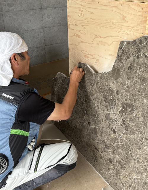 日本の石職人が理想の仕上がりへと加工