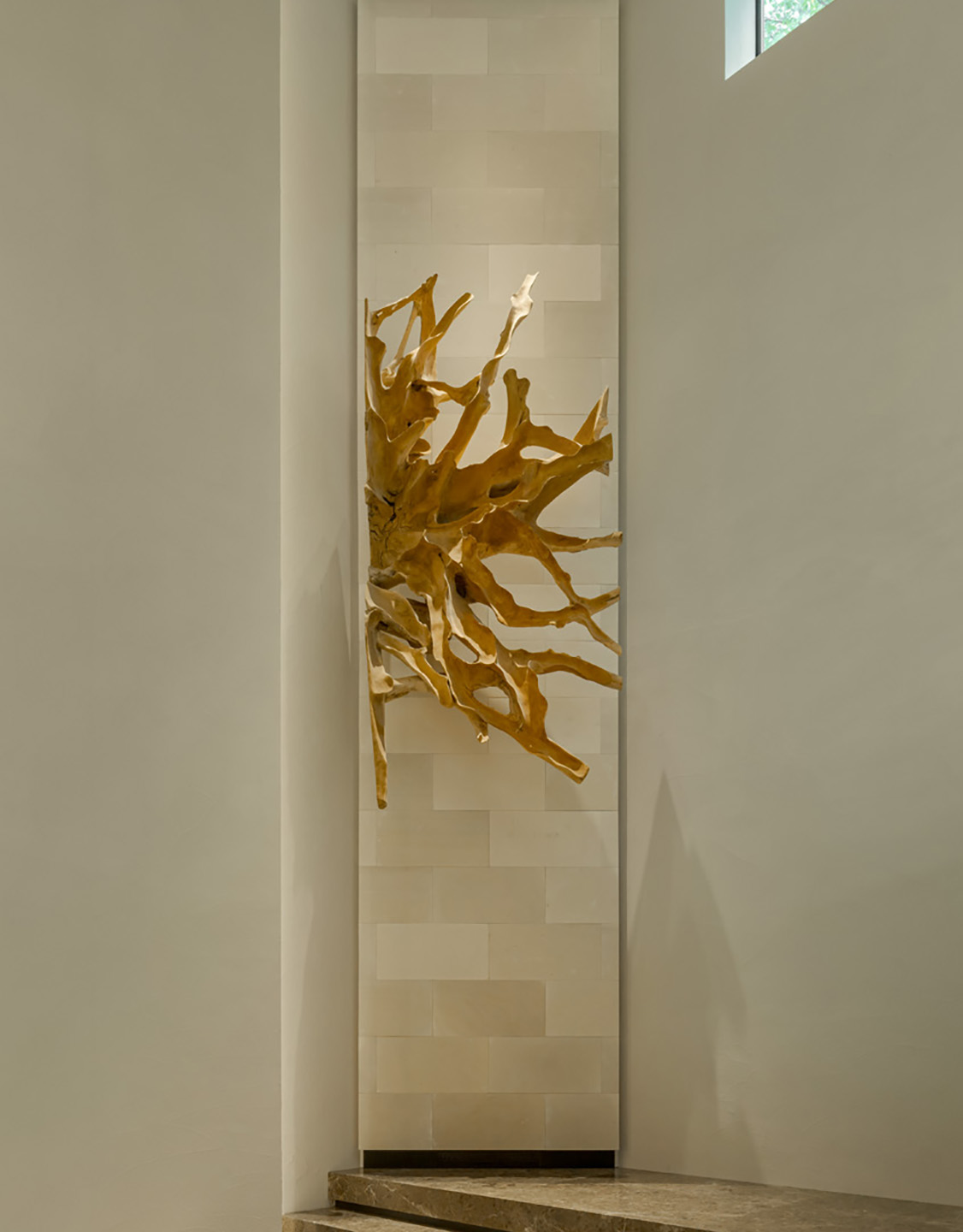 大空間に浮かぶウォールオブジェ